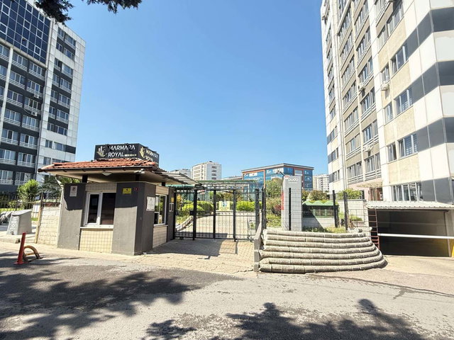 MARMARA ROYAL SITESI'NDE LÜKS EŞYALI, ÖNÜ AÇIK GENIŞ 1+1 KIRALIK DAIRE