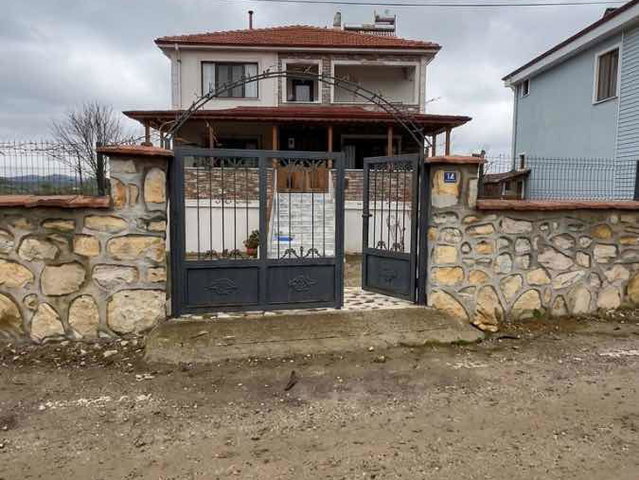 REMAX ASHİLL KOCAELİ KANDIRA DURAKLI KÖYÜ'NDE 2 KATLI EVLİ SATILIK ARSA