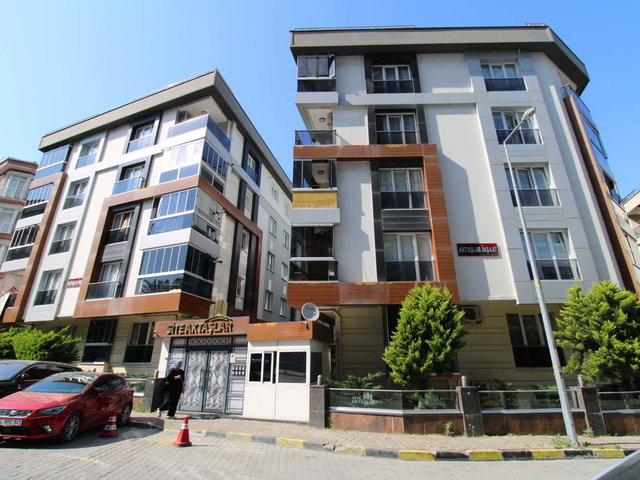 REMAX EBRU'DAN YENİBOSNA AKTAŞLAR SİTESİNDE BAKIMLI GİRİŞKAT 2+1