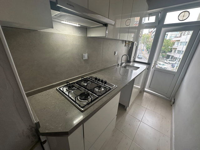 BAĞLAR CADDESİNDE KOLEJ METROSUNA YAKIN YENİLENMİŞ 2+1 KİRALIK DAİRE
