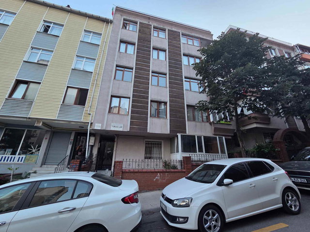 ÜMRANİYE ÇAKMAK'TA AVM'LERİN YAKININDA BALKONLU 2+1 KİRALIK
