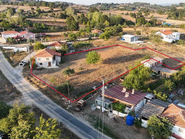 ÇAN BOZGUÇ KÖYÜ'NDE 1.800 M² ARSA İÇERİSİNDE YENİLENMİŞ SATILIK EV