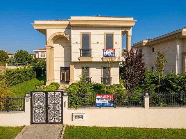 KUMBURGAZ'DA SATILIK MÜSTAKIL HAVUZLU 6+1 VILLA