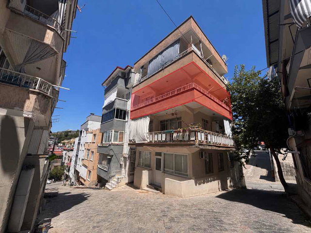 KUŞADASI İKİ ÇEŞMELİK MAHALLESİ’NDE MERKEZİ KONUMDA 2+1 AYRI MUTFAK | ARA KAT | ÇİFT BALKONLU