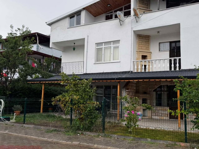 TEKİRDAĞ YENİÇİFTLİK’TE DENİZE SIFIR DOĞAYLA İÇ İÇE *EVREN TATİL KÖYÜNDE* SATILIK 4+2 TRİPLEX VİLLA