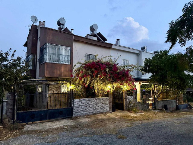 REMAX RİNA'DAN SİTE İÇERİSİNDE FULL EŞYALI 5+1 VİLLA