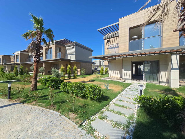 AYVALIK ALTINOVA KADRAJ'DA HAVUZLU SİTE İÇERİSİNDE SATILIK 3+1 VİLLA