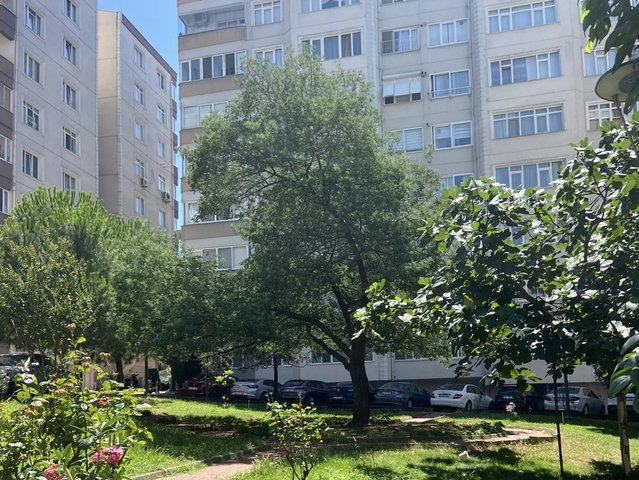 GÖKDENİZ SİTESİ'NDE YEŞİLLİKLER İÇERİSİNDE 3+1 BALKONLU DAİRE