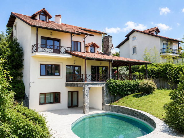 RE/MAX BEYAZ BADEMLİ ÇAĞRIŞAN’DA 800 M² ARSA İÇERİSİNDE MÜSTAKİL HAVUZLU ÖZEL VİLLA