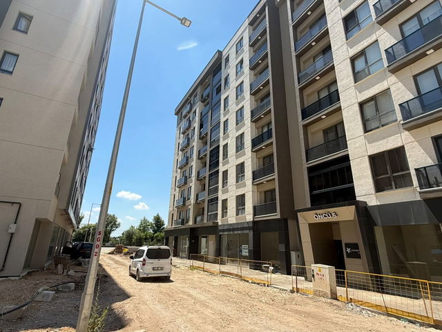 REMAX BEYAZ AKPINAR ÖNCÜ 5  SİTESİNDE  2+1 EŞYASIZ KIRALIK DAIRE