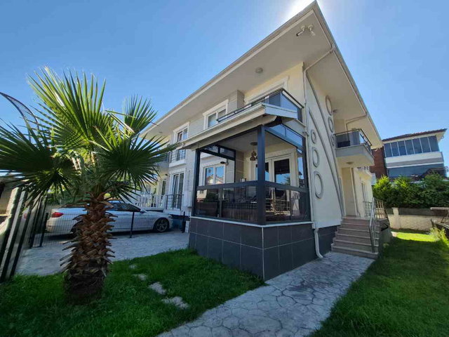 SERDİVAN MERKEZDE FIRSAT VİLLA KENDİNE AİT BAHÇE VE OTOPARK