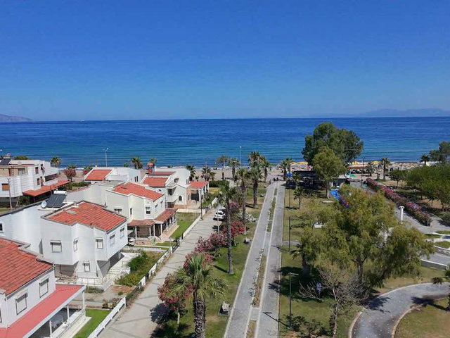 GÜZELÇAMLI YENİKUM SAHİL SİTESİ’NDE DENIZ MANZARALI BAKIMLI 3+1 SATILIK VİLLA!