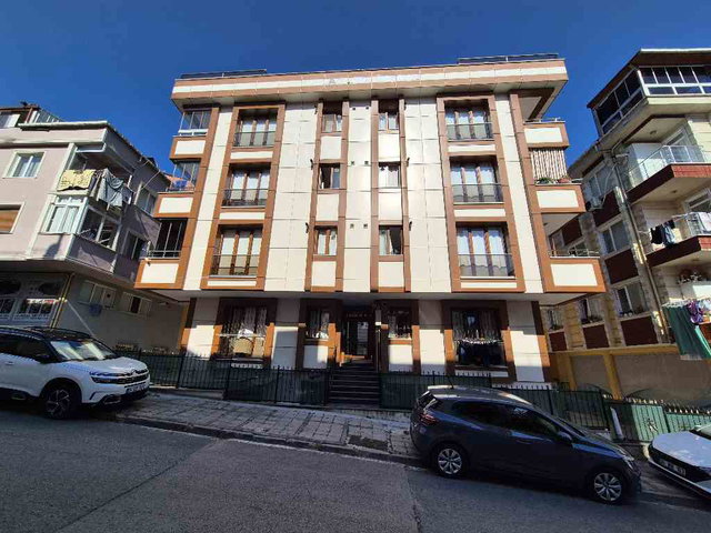 GENİŞ TERAS KEYFİ SUNAN, ÖZEL TASARIMLARLA ZENGİNLEŞTİRİLMİŞ KULLANIŞLI 2+1 DAİRE