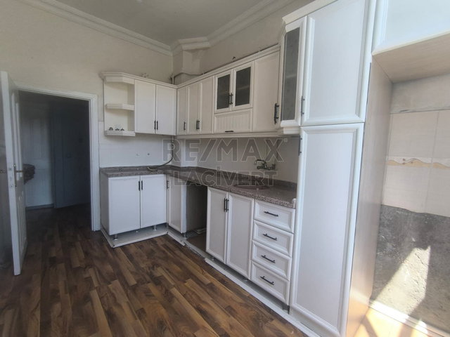 RE/MAX LACİVERT'TEN SANAYİ'DE KİRALIK 3+1 DAİRE