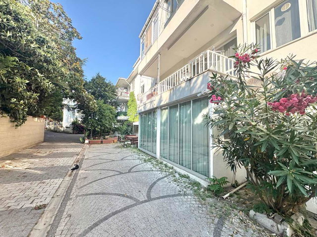 KÜÇÜKYALI SAHİL SİTESİ'NDE MODERN EŞYALI VE BAHÇE KULLANIMLI 3+1