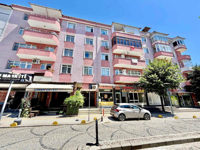GÖLCÜK ÇARŞI MERKEZDE ASANSÖRLÜ ARA KAT BOŞ SATILIK 3+1 DAIRE