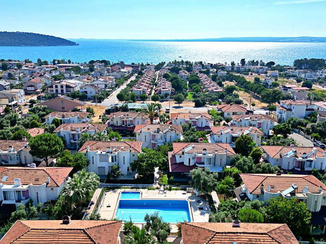 DENİZE 300 MT. MESAFELİ HAVUZLU SİTE İÇİ ,BAHÇELİ 3+1 VİLLA