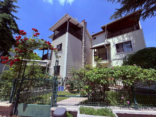 MAVİKENT SİTESİ(ESKİŞEHIR YOLU)EŞYALI KİRALIK 1+1 BAHÇELİ DAİRE