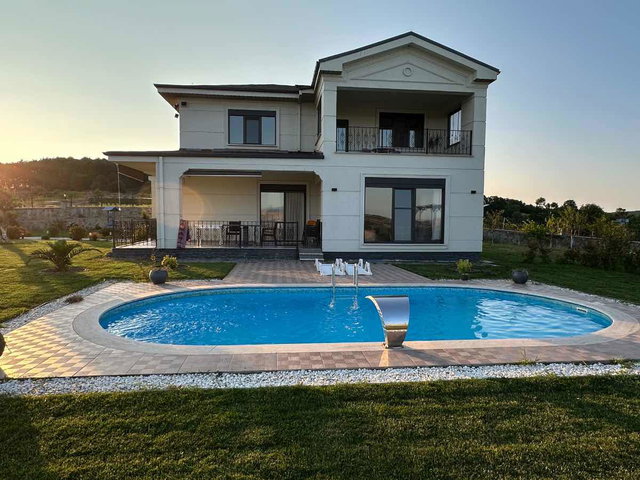 DERINCE TAHTALI'DA 2250M2 ARAZI İÇINDE SATILIK 5+1 HAVUZLU VILLA