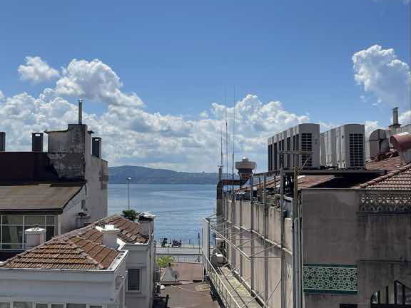 SARIYER BÜYÜKDERE’DE BOĞAZ’A YÜRÜME MESAFELİ DEKORASYONLU SATILIK DAİRE