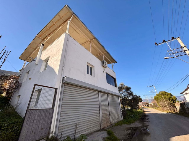 MUĞLA MILAS OVAKIŞLACIK’TA RUHSATLI İKI AYRI KONUT BULUNAN 573 M² ARSA