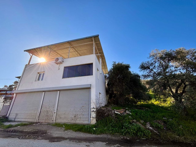 MUĞLA MILAS OVAKIŞLACIK’TA RUHSATLI İKI AYRI KONUT BULUNAN 573 M² ARSA
