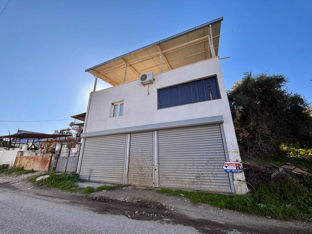 MUĞLA MILAS OVAKIŞLACIK’TA RUHSATLI İKI AYRI KONUT BULUNAN 573 M² ARSA