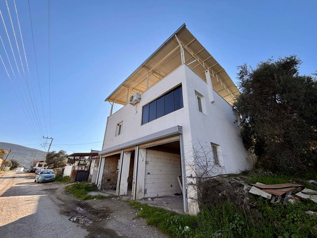 MUĞLA MILAS OVAKIŞLACIK’TA RUHSATLI İKI AYRI KONUT BULUNAN 573 M² ARSA