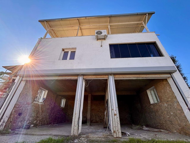 MUĞLA MILAS OVAKIŞLACIK’TA RUHSATLI İKI AYRI KONUT BULUNAN 573 M² ARSA