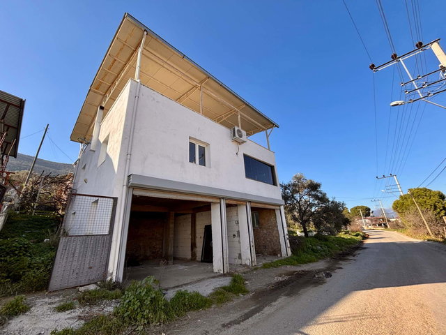 MUĞLA MILAS OVAKIŞLACIK’TA RUHSATLI İKI AYRI KONUT BULUNAN 573 M² ARSA