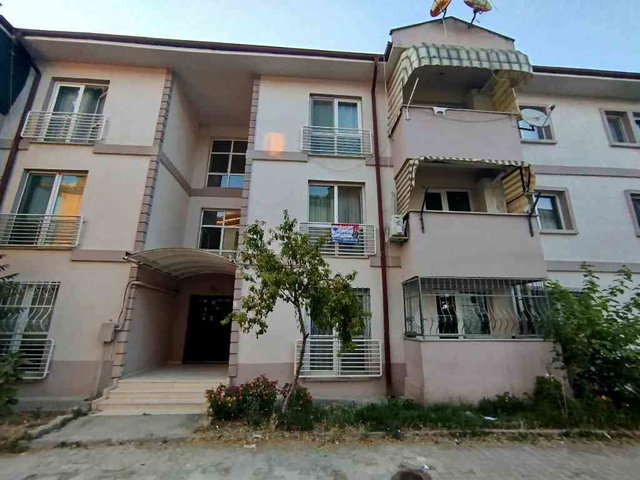 KARAMAN MAHALLESİN'DE 17 AĞUSTOS İLKOKULU YANINDA İÇİ YAPILI ARA KAT  BAKIMLI DAİRE