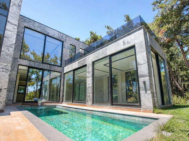 RE/MAX BEYAZ | BADEMLİ’DE 700 M² ARSADA MÜSTAKİL HAVUZLU LÜKS VİLLA