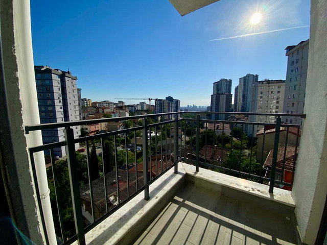 KARTAL YAKACIK'TA CADDE ÜZERİ 3+1 GENİŞ BALKONLU DAİRE