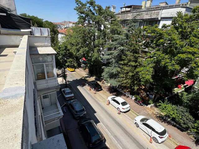 KAVAKLIDERE BÜKLÜM SOKAKTA 2+1 EŞYALI GENİŞ TERASLI EV