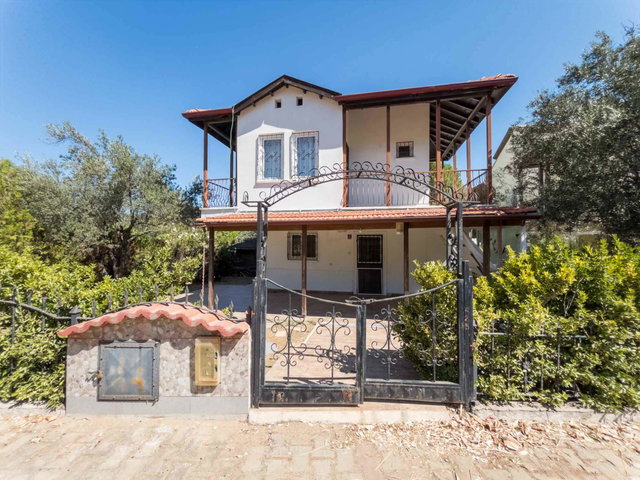 AYVALIK MURAT REIS'DE 3 KATLI SATILIK VİLLA