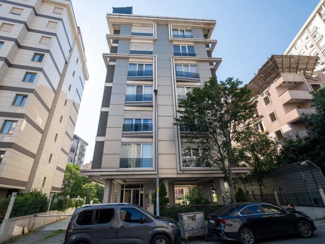 BOSTANCI'DA METROYA ÇOK YAKIN GENÇ BİNADA GENİŞ SATILIK 3+1