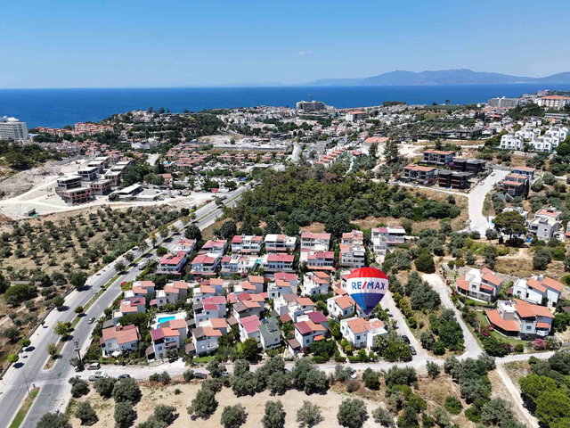 SATILIK ÖZBEK SİTESİNDE GENIŞ BAHÇE KULLANIMLI KÖŞE KONUMLU FERAH 4+1 VILLA