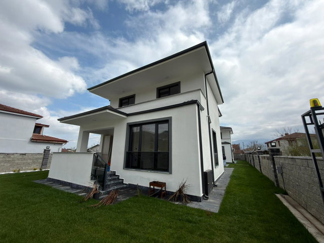 REMAX DIADAN GÖLYAKA YAZIPINAR MAH. HAVUZLU LÜKS TEKİL VİLLA