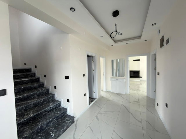 REMAX DIADAN GÖLYAKA YAZIPINAR MAH. HAVUZLU LÜKS TEKİL VİLLA