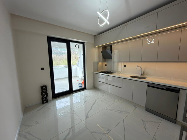 REMAX DIADAN GÖLYAKA YAZIPINAR MAH. HAVUZLU LÜKS TEKİL VİLLA