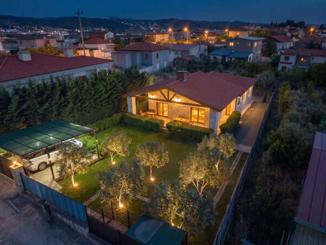 URLA BADEMLER'DE LÜKS, MÜSTAKİL, GENİŞ BAHÇELİ TEK KAT TAŞ VİLLA
