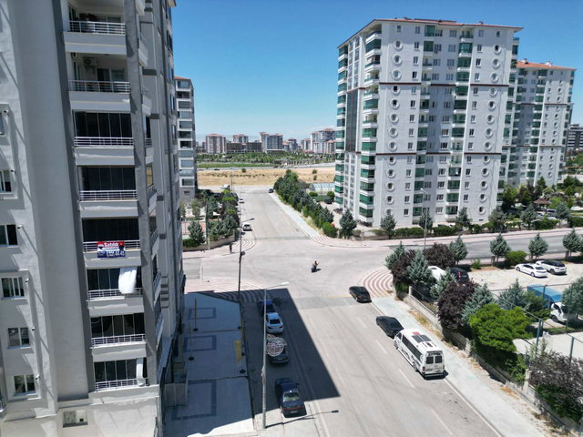 GÜNGÖR CADDESİ SİTE İÇERİSİNDE SATILIK ARAKAT 3+1 DAİRE