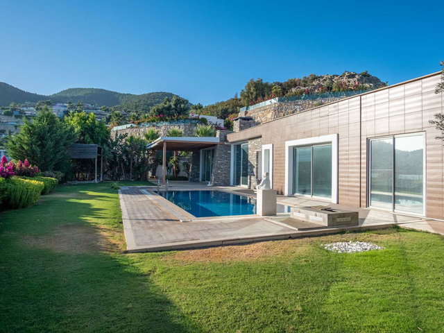 BODRUM ACROPOL SİTESİNDE SATILIK DENİZ MANZARALI TEK KAT VİLLA