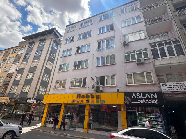REMAX MID ÇARŞI IÇI ATALAR CADDESI'NDE KIRALIK 3+1 DAIRE