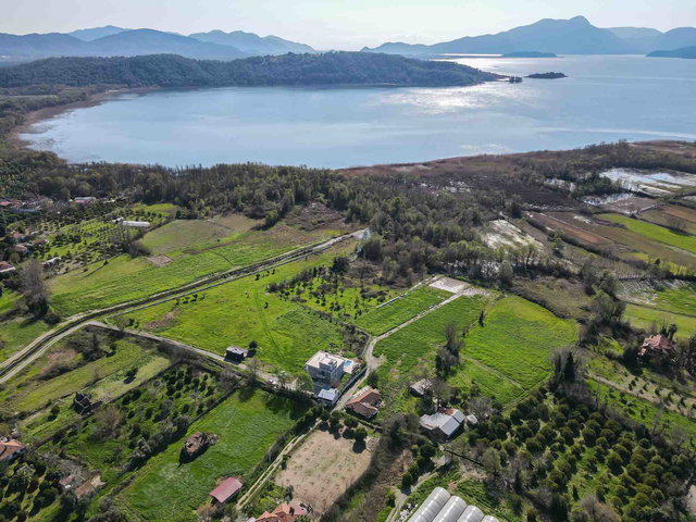 KÖYCEĞİZ ZEYTİNALANI'NDA 13.697 M2 ARAZİ İÇİNDE TURİZM RUHSATLI LÜKS VİLLA GÖL MANZARALI