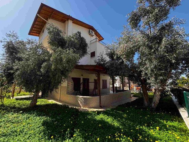SITE İÇI,MÜSTAKIL , GENIŞ BAHÇELI VE EŞYALI 5+1 VILLA