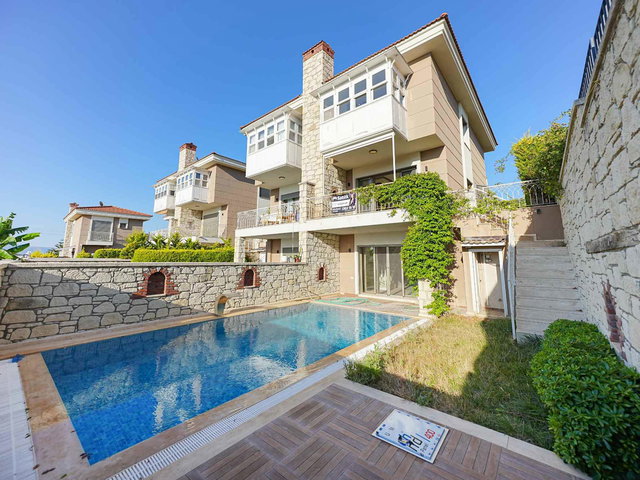 ÇEŞME YALI MAHALLESİ DENİZE YAKIN 3+2 TRİPLEKS VİLLA