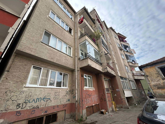YENİCUMA'DA MEYDANA YÜRÜME MESAFESİ 3+1 SATILIK DAİRE