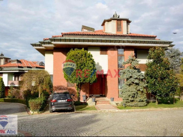 RE/MAX ABC M.SELÇUK KALAY'' DAN BOĞAZİÇİ EVLERİ KUZGUNCUK 5+2 KİRALIK VİLLA ÜSKÜDAR