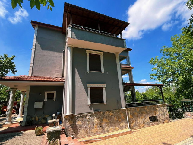 KARTEPE SUADIYE SATILIK 2800 M2 ARSA IÇERISINDE YENI VE ISKANLI TRIPLEKS VILLA VE MÜŞTEMILAT BINASI